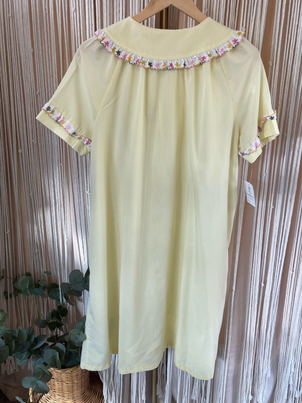 1960s vintage Light yellow snap front house dress with floral embroidery trim - Picture 6 of 12